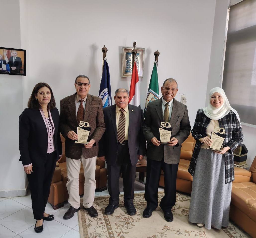  تكرييم محكمي الجلسة العلمية باليوم الأول بالمؤتمر البيئي الثاني 