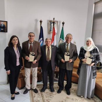  تكرييم محكمي الجلسة العلمية باليوم الأول بالمؤتمر البيئي الثاني 